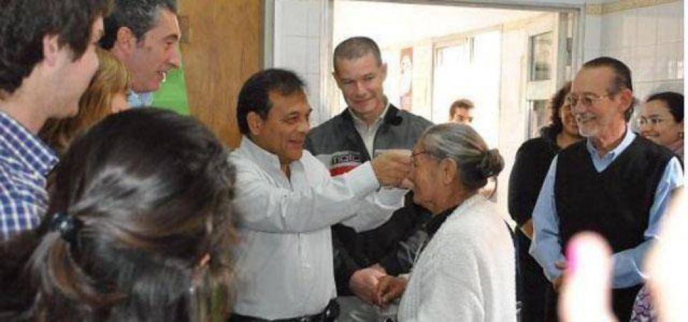 Salud P�blica entrega 200 anteojos en el Barrio Monta�a 