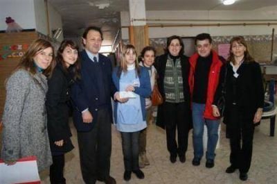 LUJ�N - LA INTENDENTA ENTREG� UN SUBSIDIO AL JARD�N 924 �FLORENTINO AMEGHINO�