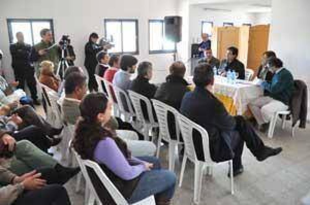 Se firm� el contrato para pavimentar el acceso al cementerio de Moquehu� 
