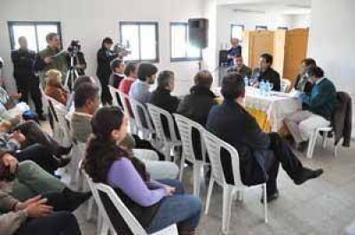Se firm� el contrato para pavimentar el acceso al cementerio de Moquehu� 
