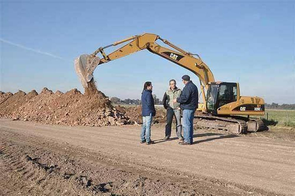 Recorren avances de las obras en los caminos rurales