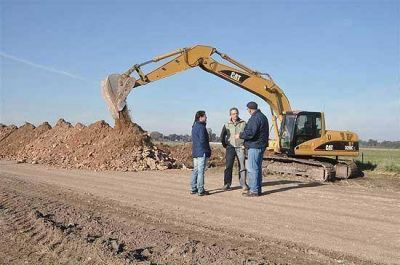 Recorren avances de las obras en los caminos rurales