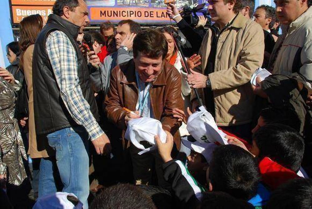 DAR�O D�AZ P�REZ Y DANIEL SCIOLI JUNTOS EN UNA NUEVA JORNADA DEL PROGRAMA SOLUCIONES YA! EN EL BARRIO LA F�
