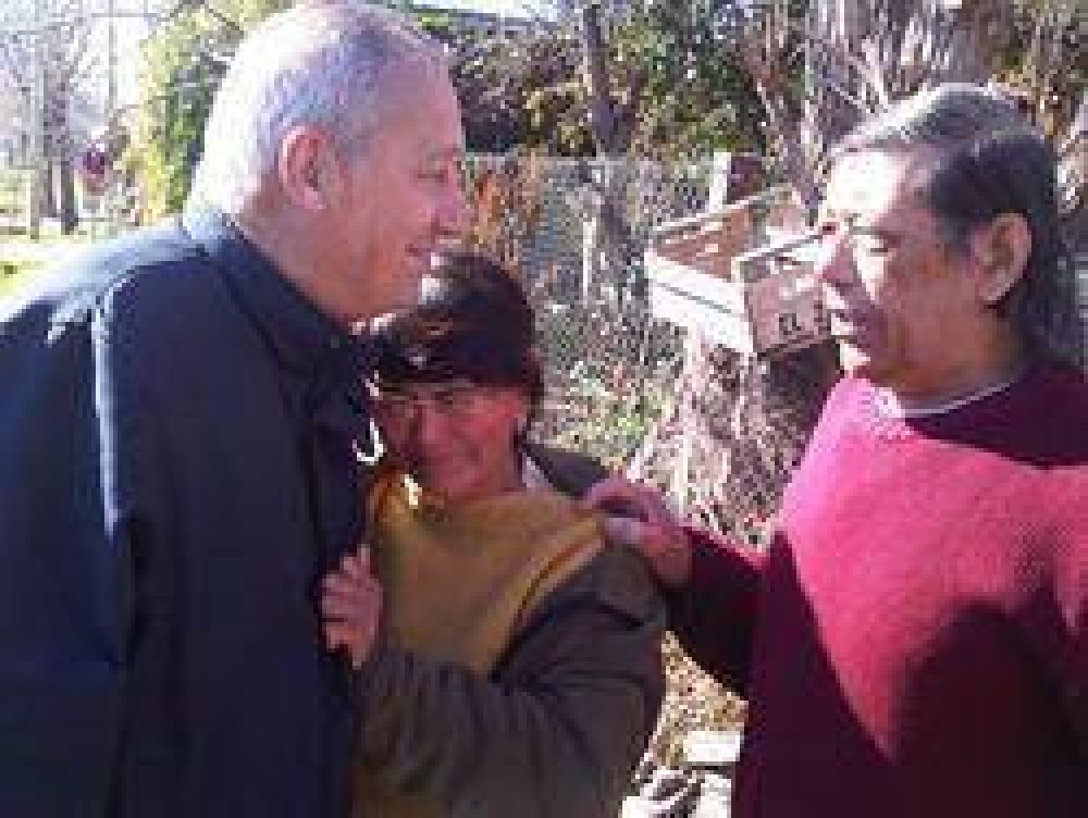 Miguel Prince realiz� una caminata por las calles de Cort�nez 