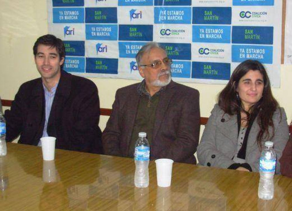 Adri�n P�rez y Maricel Etchecoin Moro acompa�aron la presentaci�n de Alcaraz