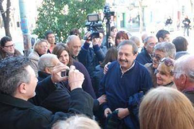 Ricardo Alfons�n volvi� a recorrer las calles c�ntricas de Z�rate
