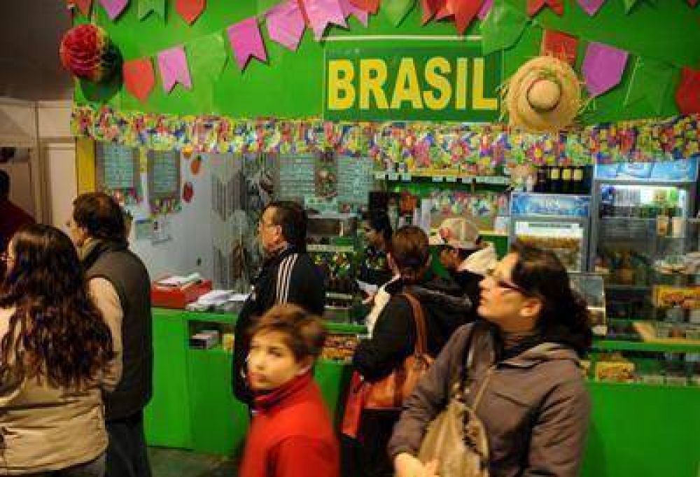 Masiva concurrencia de turistas a la Feria de las Colectividades