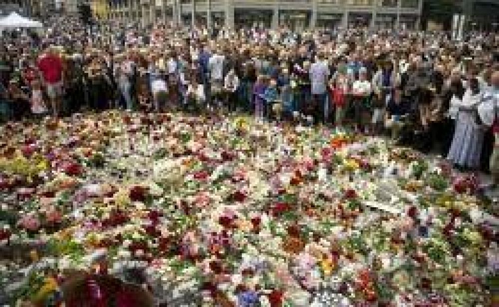 Miles de noruegos marcharon en homenaje a v�ctimas de la masacre