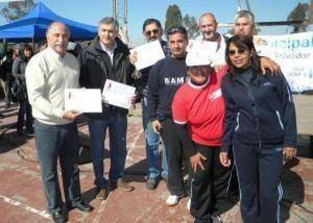  Presupuesto participativo: entidades deportivas reciben elementos por decisi�n de los vecinos