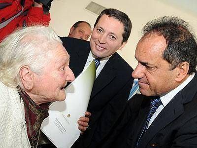 En Echeverr�a, Scioli entreg� escrituras y patrulleros