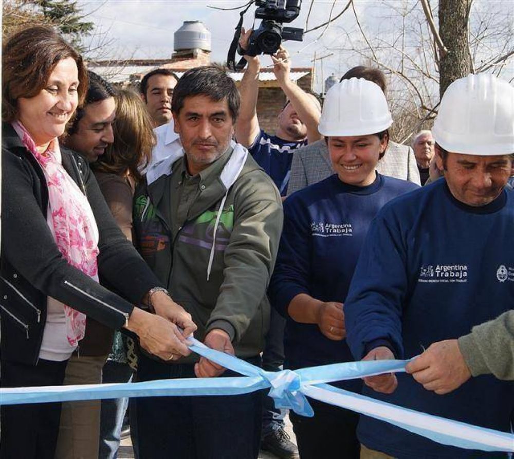 LUJ�N - JUNTO A INTEGRANTES DEL PLAN �ARGENTINA TRABAJA�, LA INTENDENTA REINAUGUR� EL CAPS DEL BARRIO LA LOMA  