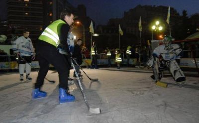 El gobierno porte�o inaugur� una pista de hielo en Recoleta
