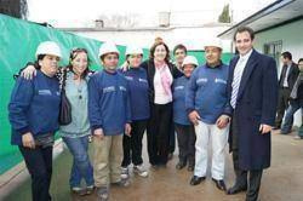 JUNTO A INTEGRANTES DEL PLAN �ARGENTINA TRABAJA�