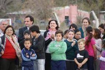  LUJ�N - GRACIELA ROSSO INAUGUR� EL PLAY�N DEPORTIVO DE OPEN DOOR