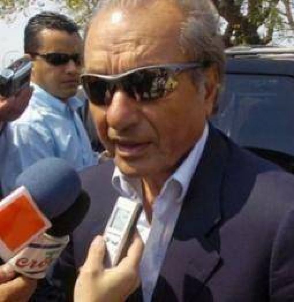 Salen a cruzar a Ricardo Quintela por su ninguneo a Carlos Menem