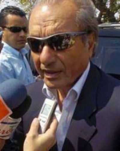 Salen a cruzar a Ricardo Quintela por su ninguneo a Carlos Menem