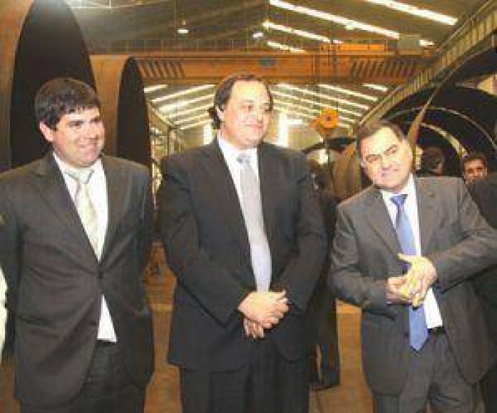 Julio Pereyra y Mart�n Ferr� recorrieron f�brica varelense que produce torres para energ�a e�lica 