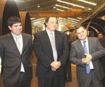 Julio Pereyra y Mart�n Ferr� recorrieron f�brica varelense que produce torres para energ�a e�lica 