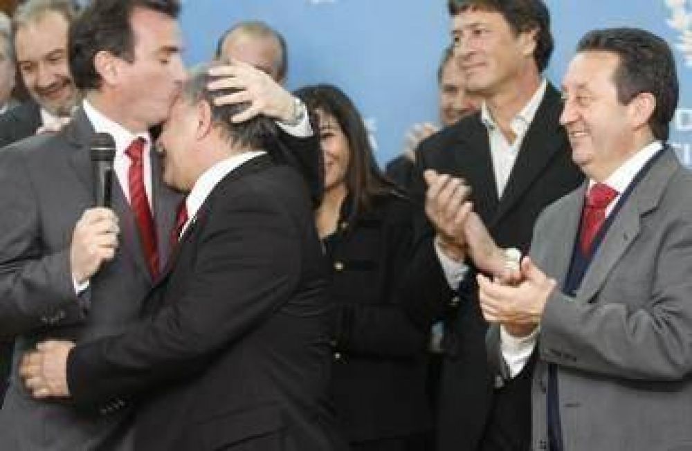 A pura l�grima dej� su cargo Paco P�rez y a pura l�grima lo recibi� su sucesor, Mariano Pombo