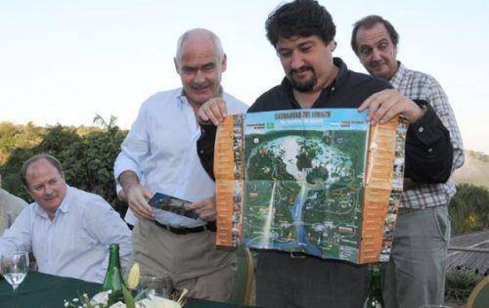 Presentaron el folleto "Un destino, dos pa�ses"