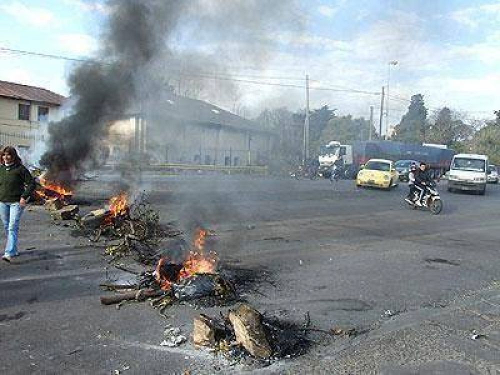 Vecinos cortaron Camino de Cintura para reclamar por los cortes de luz