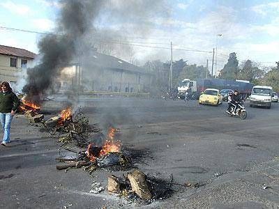 Vecinos cortaron Camino de Cintura para reclamar por los cortes de luz