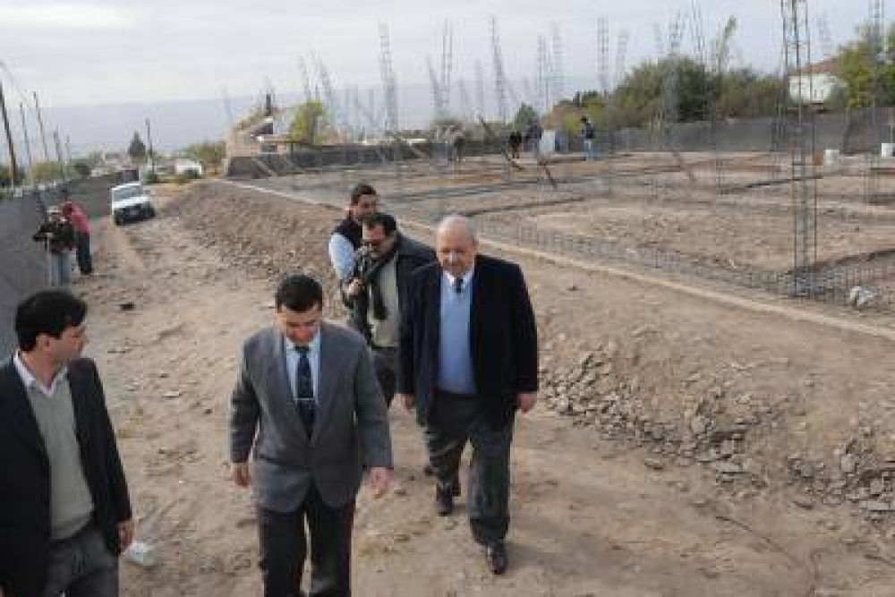 Brizuela del Moral recorri� la obra de la nueva sede de A.P.Y.Fa.Di.M.