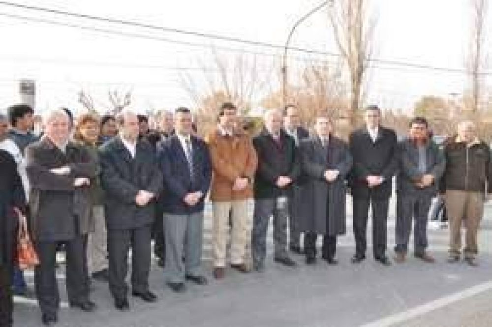 Entregaron 24 viviendas en Angaco, firmaron convenios para agua potable, habilitaron un Centro Tecnol�gico e inauguraron un paseo peatonal entre m�s obras