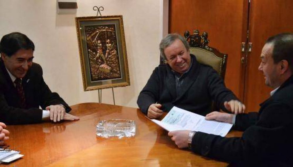 Peralta entreg� aporte al Club Sportivo Santa Cruz