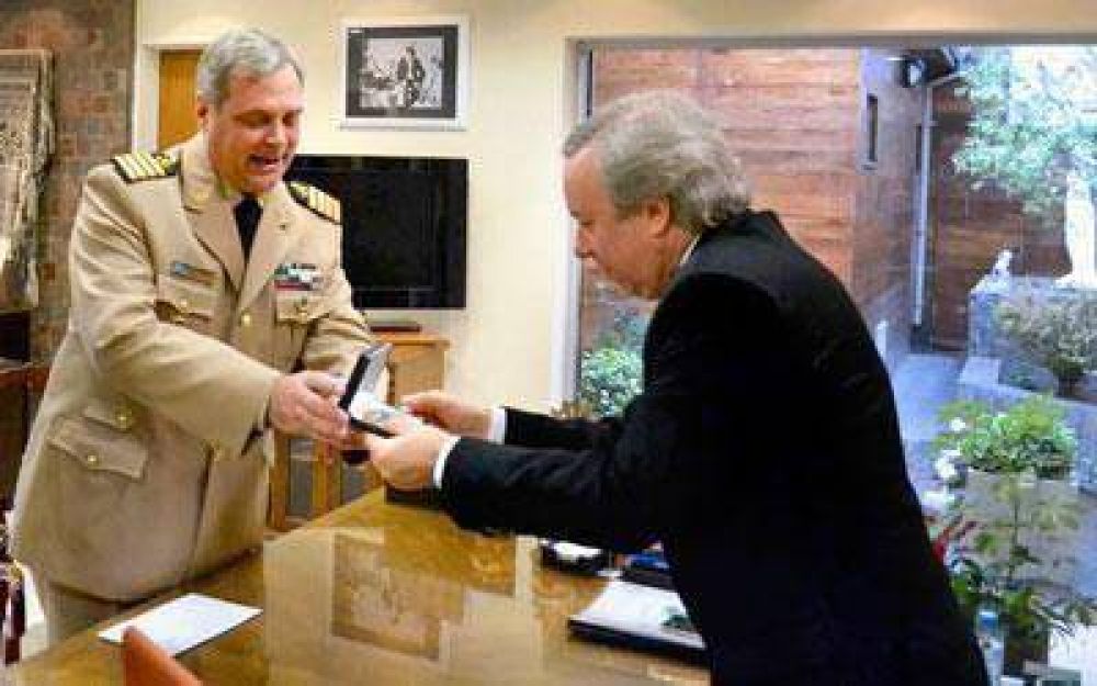 El gobernador recibi� distinci�n de Prefectura