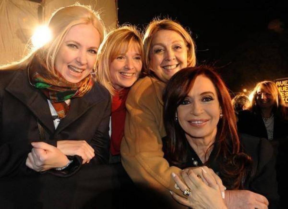 Norma Durango con la presidenta en la inauguraci�n del retrato de Evita