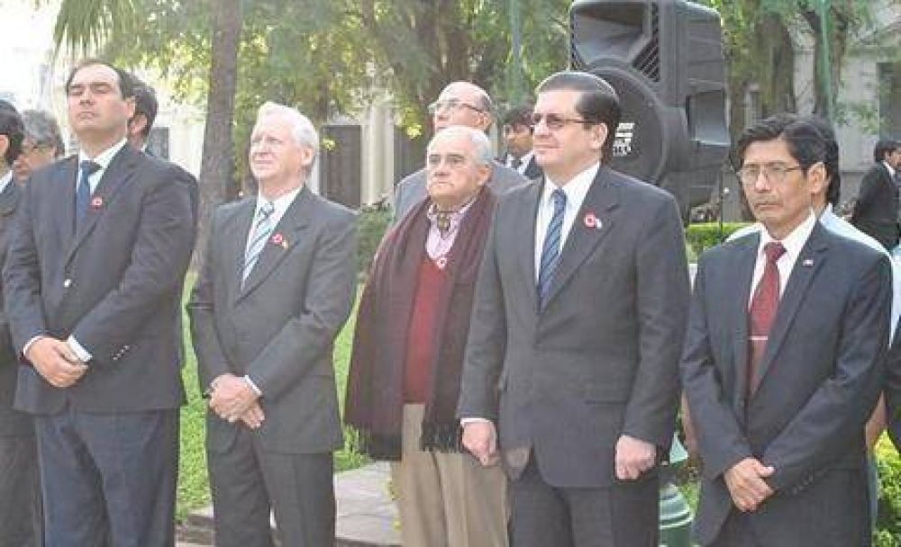 El vicegobernador Braillard Poccard destac� junto a la comunidad peruana la integraci�n regional