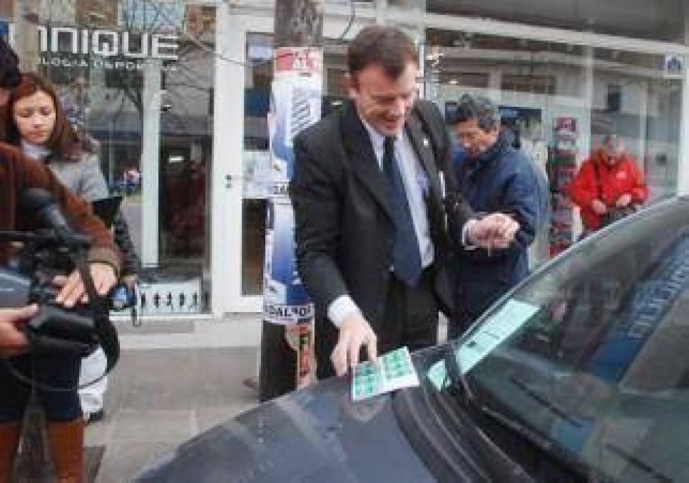 Ya colocan las obleas rojas a los deudores de patentes 