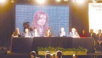 Los diputados nacionales Wayar, Torfe y Vilari�o compartieron el escenario con Cristina en G�emes