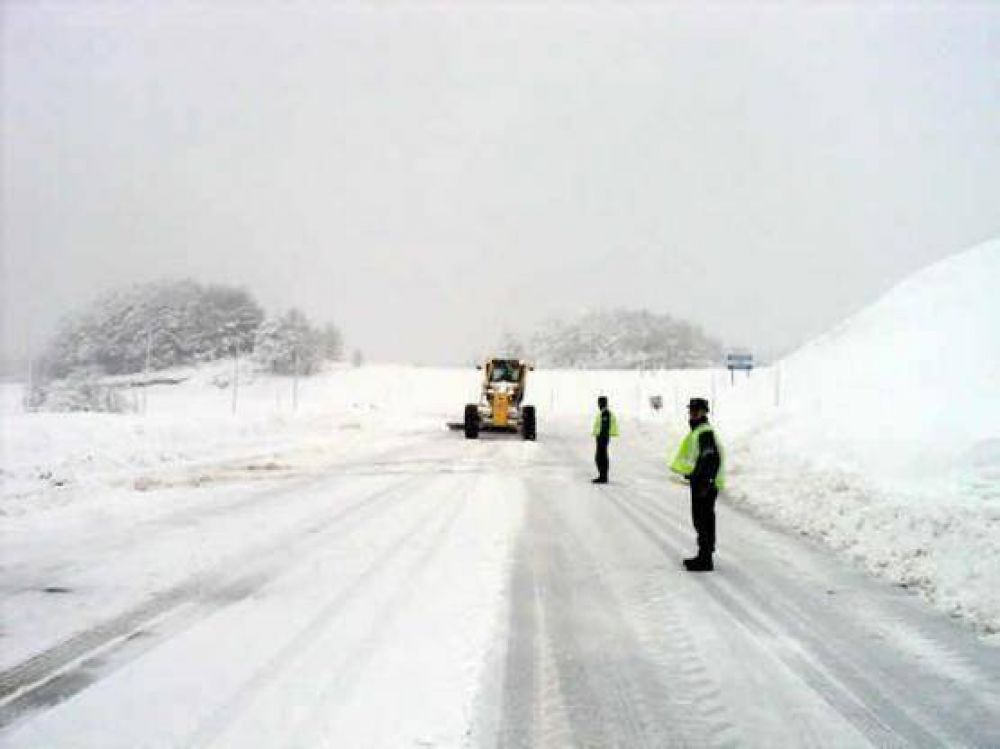 Contin�an los trabajos para despejar las rutas provinciales