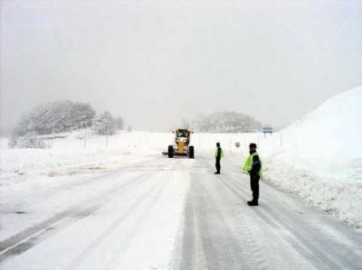 Contin�an los trabajos para despejar las rutas provinciales