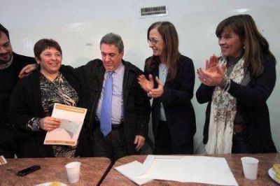 GRAL. PUEYRRED�N - Entregaron subsidios a dos instituciones que trabajan con discapacitados