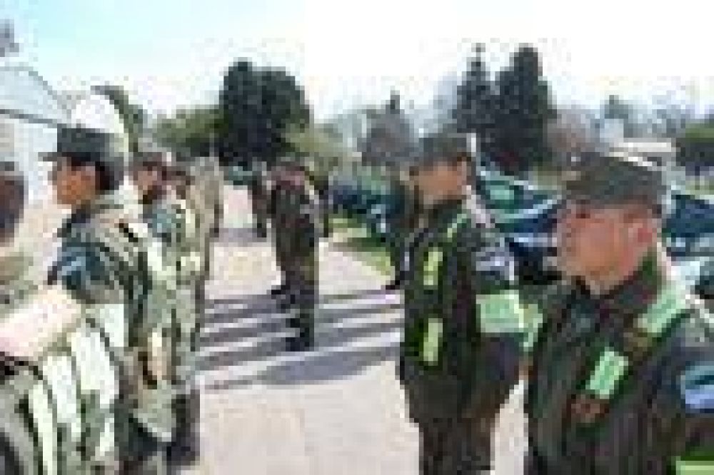 Gendarmer�a celebr� un nuevo aniversario junto a autoridades Acto oficial en el aeroclub