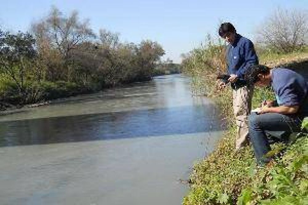 Bi�logos avizoran una "mortandad masiva" de peces en el embalse por los desechos industriales