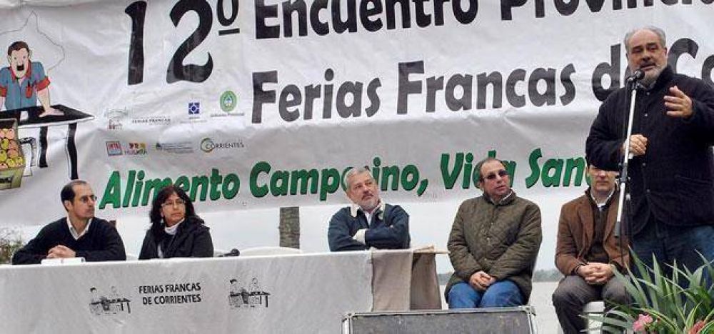 Ricardo "inst� a las familias a no bajar los brazos" en la inauguraci�n de las Ferias Francas