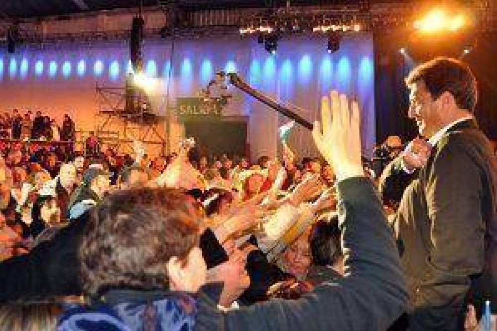 Massa lanz� su candidatura a Intendente en el Club Glorias  