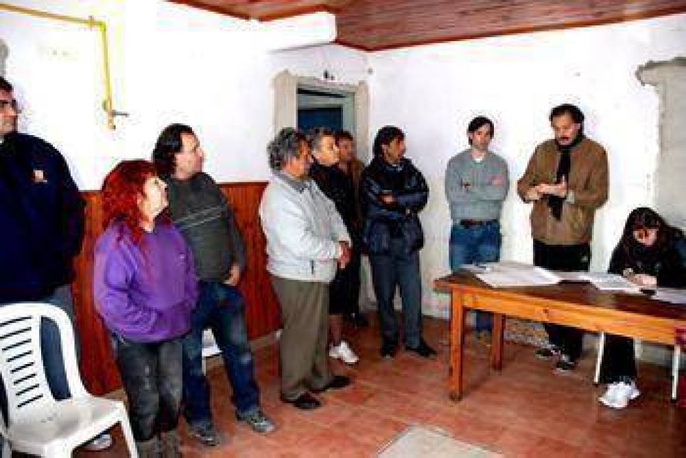 Vecinos del Barrio Capdep�n limpiaron las calles y veredas 