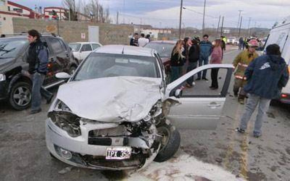 Una mujer sufri� graves heridas en un choque m�ltiple en Km 8