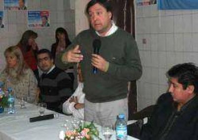 Alberto Weretilneck (Frente para la Victoria) en reuni�n con vecinos de San Carlos de Bariloche