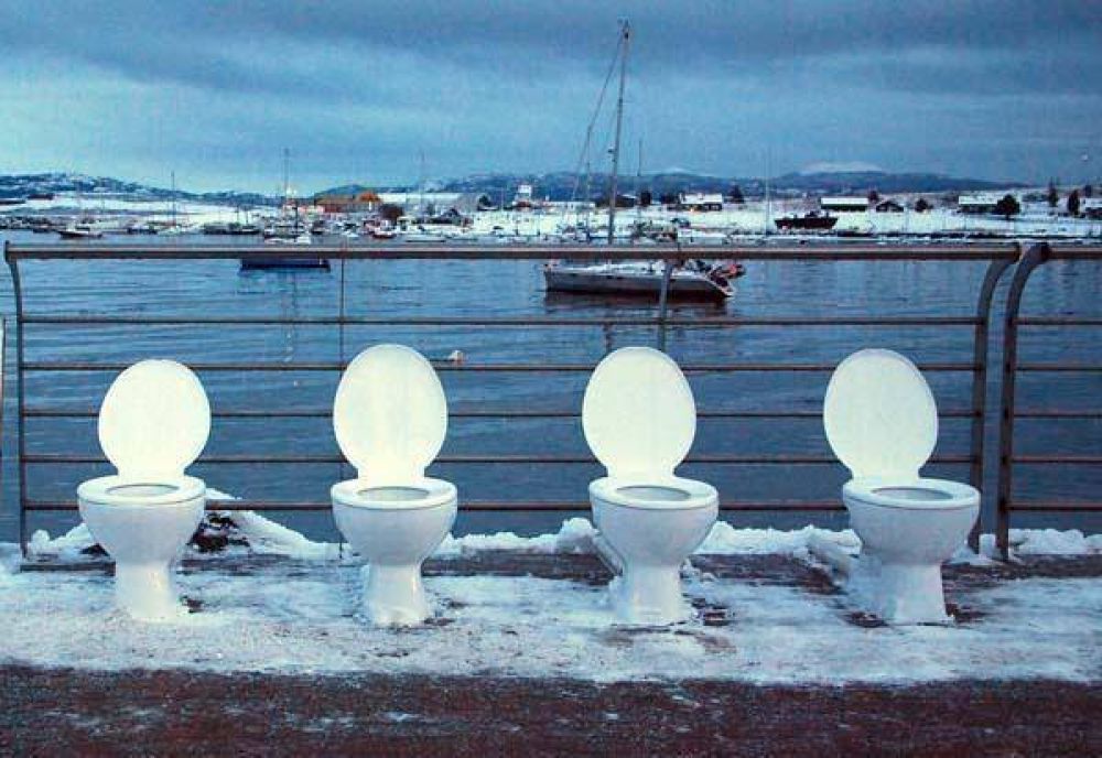 �Cagar ac�: una instalaci�n art�stica que habla del colapso del sistema cloacal de Ushuaia