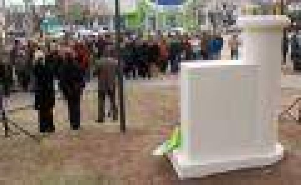 Se tribut� un sentido homenaje al Dr. Ra�l Alfons�n y se descubri�, en el Parque, un monolito	