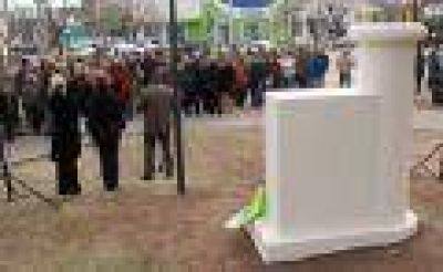 Se tribut� un sentido homenaje al Dr. Ra�l Alfons�n y se descubri�, en el Parque, un monolito	
