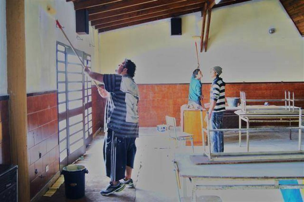 LUJ�N - �FLORECEN MIL FLORES� JORNADAS DE PINTURA EN LAS ESCUELAS MEDIA 1 Y DE EDUCACI�N ESPECIAL 501