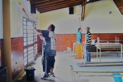 LUJ�N - �FLORECEN MIL FLORES� JORNADAS DE PINTURA EN LAS ESCUELAS MEDIA 1 Y DE EDUCACI�N ESPECIAL 501