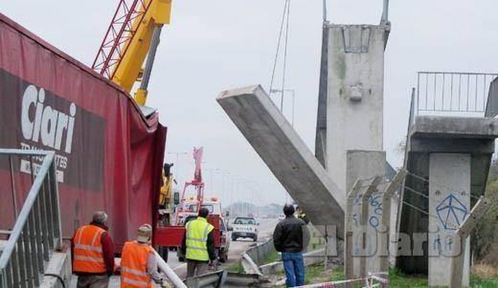 El puente peatonal se colocar�a el mi�rcoles